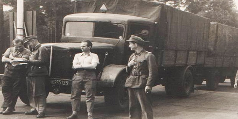 1948 - Kontrolle der Lkw Gigaliner an der Zonengrenze 